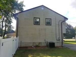 House with mildew on siding before soft washing with Hydro Eco Clean